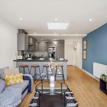 Boutique Abode - Sleeps 6-parking &garden 아파트